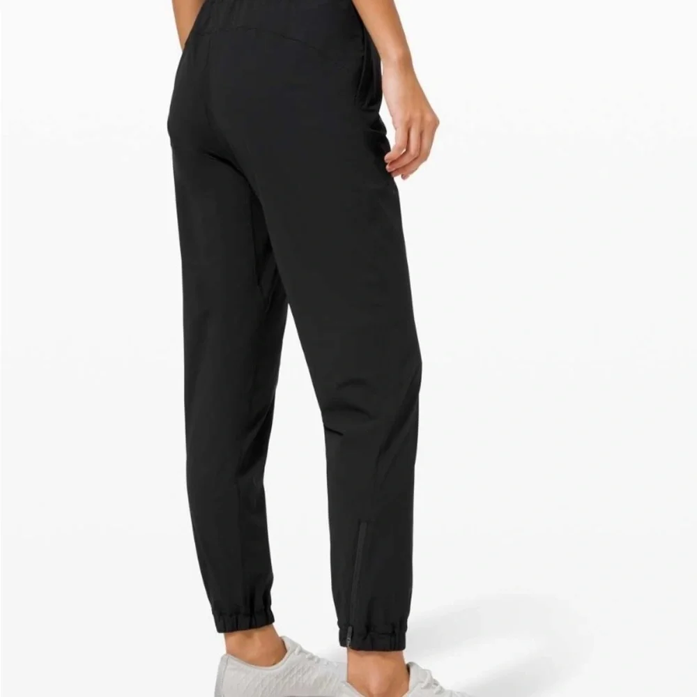 Lululemon women’s Black Jogger Pants - size 4